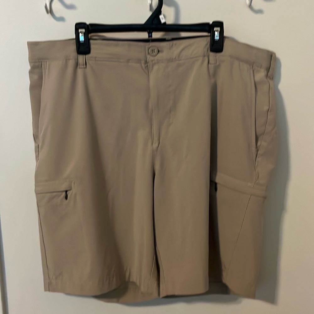 Men’s Size 40 Izod golf shorts.